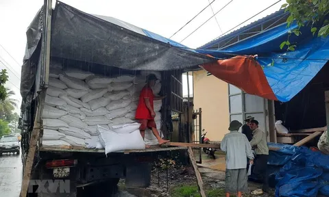 Vụ sạt lở tại Phước Sơn: Khẩn trương gùi hàng tiếp ứng cho người dân